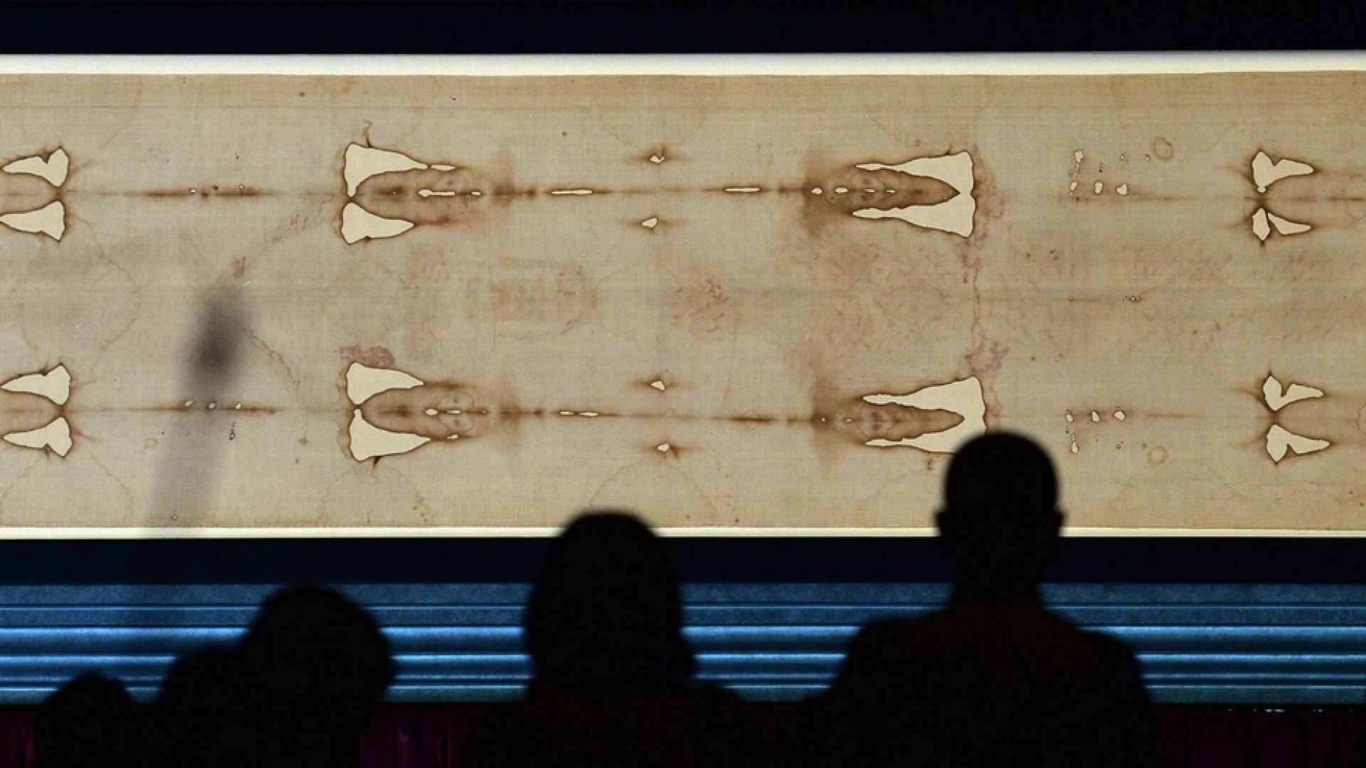 Прочутата Торинска плащаница бе изложена днес на виртуален показ пред