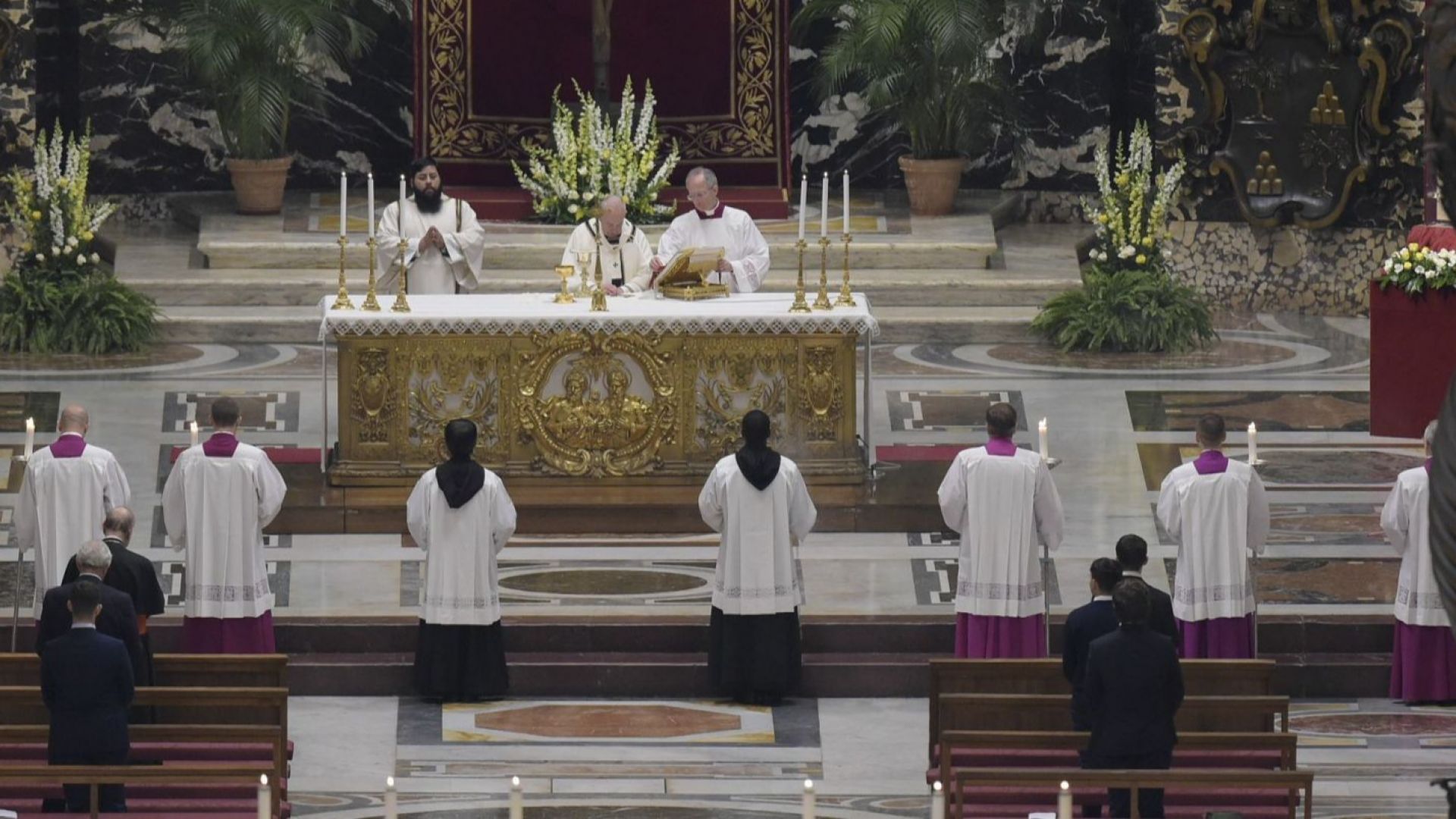 Папа Франциск отслужи снощи великденско богослужение в почти празната базилика