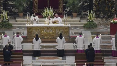  Папата отслужи великденско свещенодействие при закрити врата в базилика 