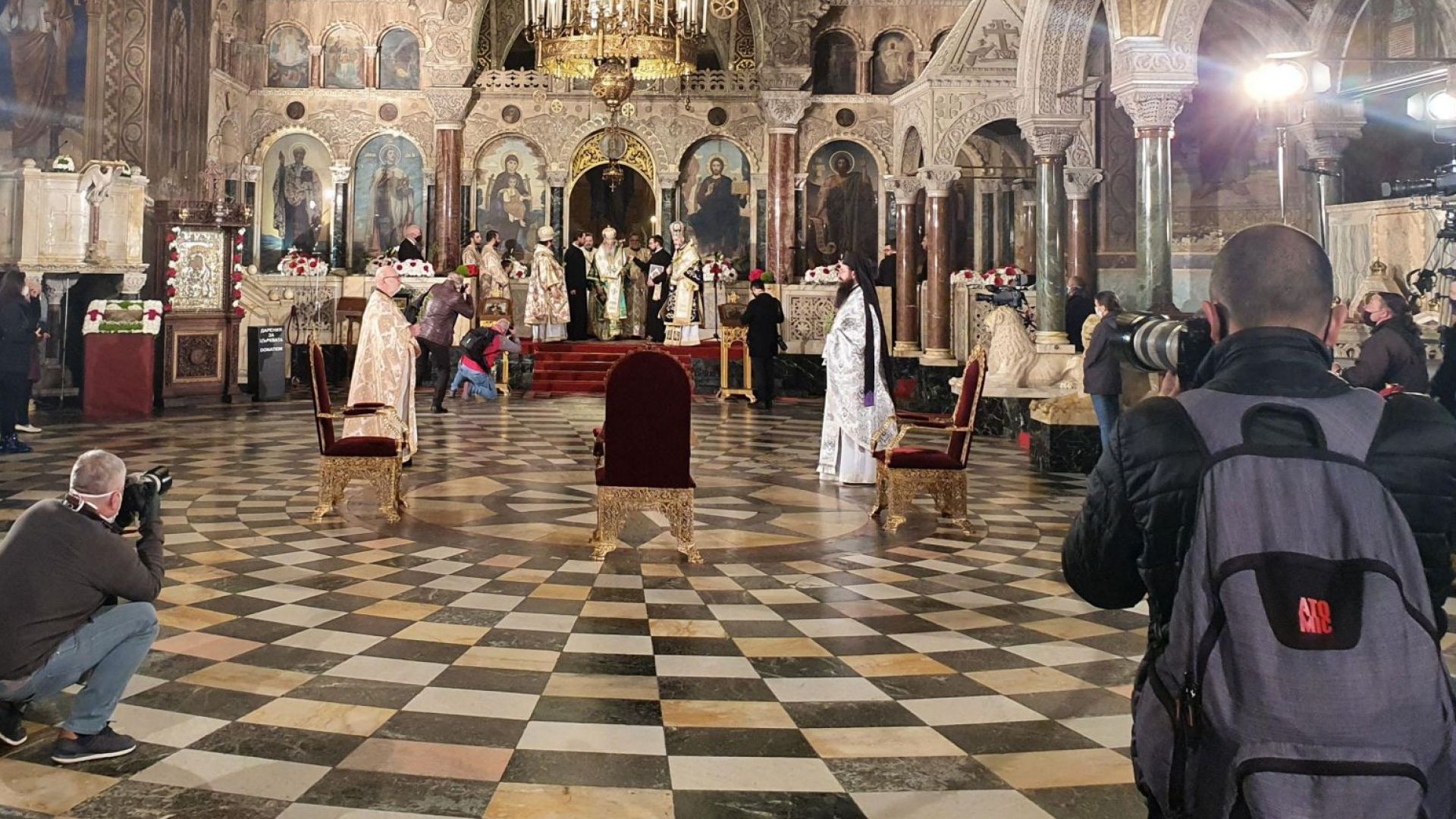 В катедралния храм Александър Невски започна Празничното богослужение по случай