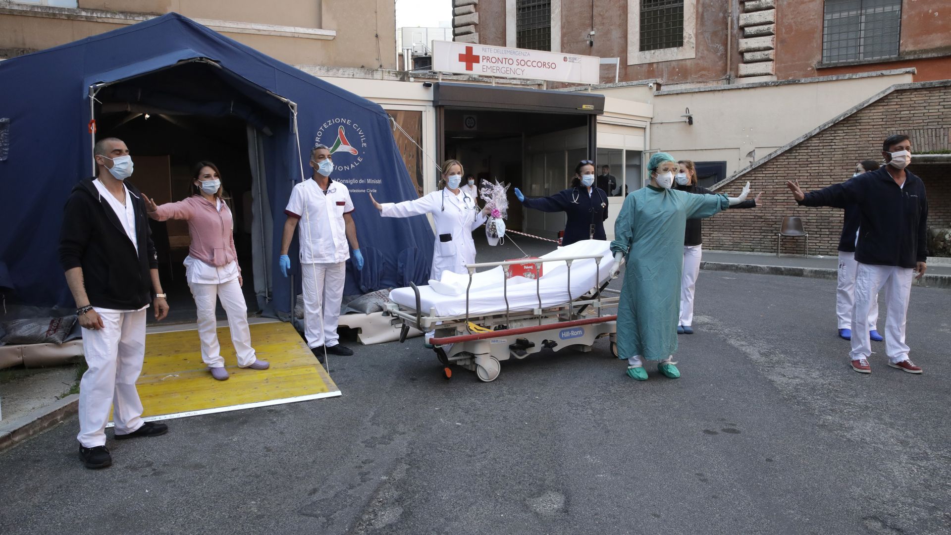 Италия с най-малко нови заразени и починали за деня от седмица