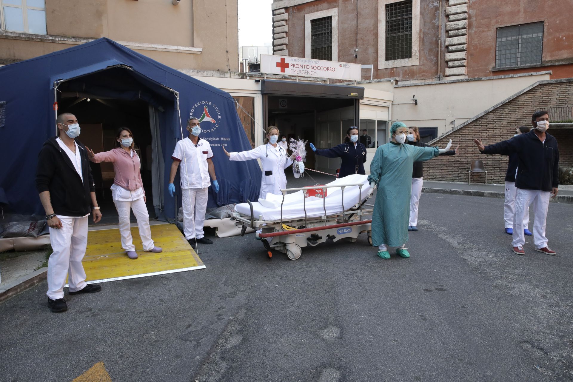 На Великден италианските медици продължават да работят и отново призоваха символично да се спазва социална дистанция