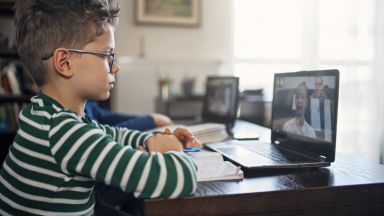 Родители настояват те да решават дали децата им да учат в училище или онлайн