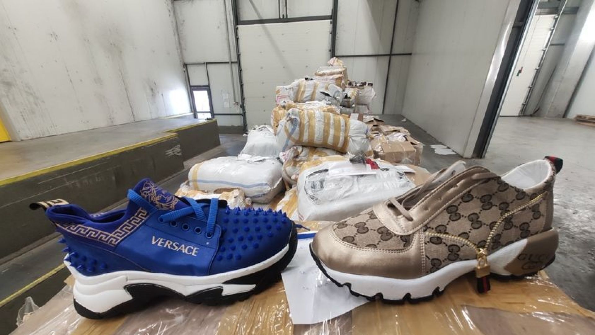 Митнически служители на Капитан Андреево откриха недекларирани 148 000 защитни