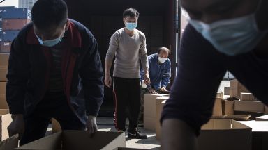 Стотици хиляди жители на Китай бяха подложени на локдаун днес