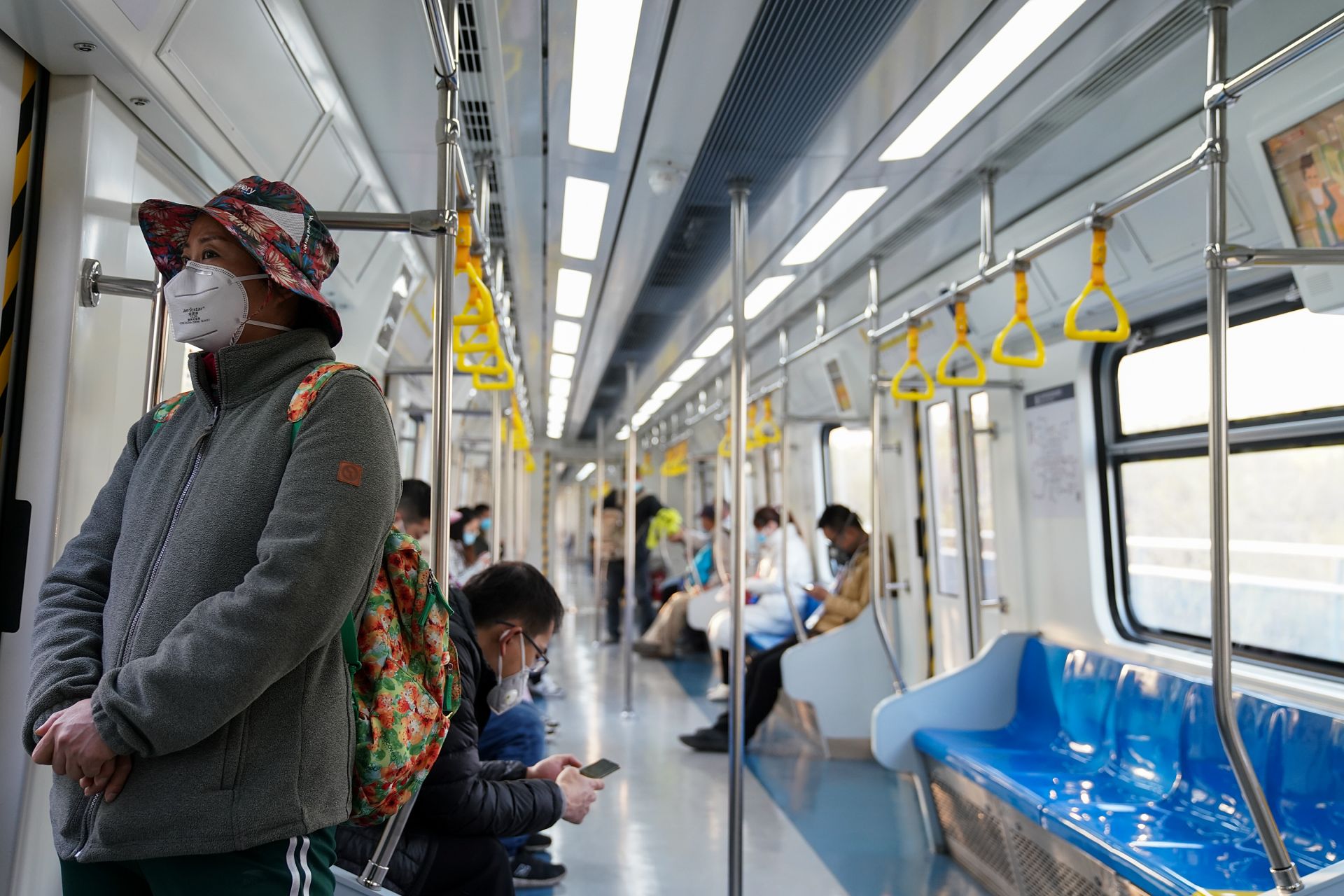 Жители на Пекин в час пик в метрото