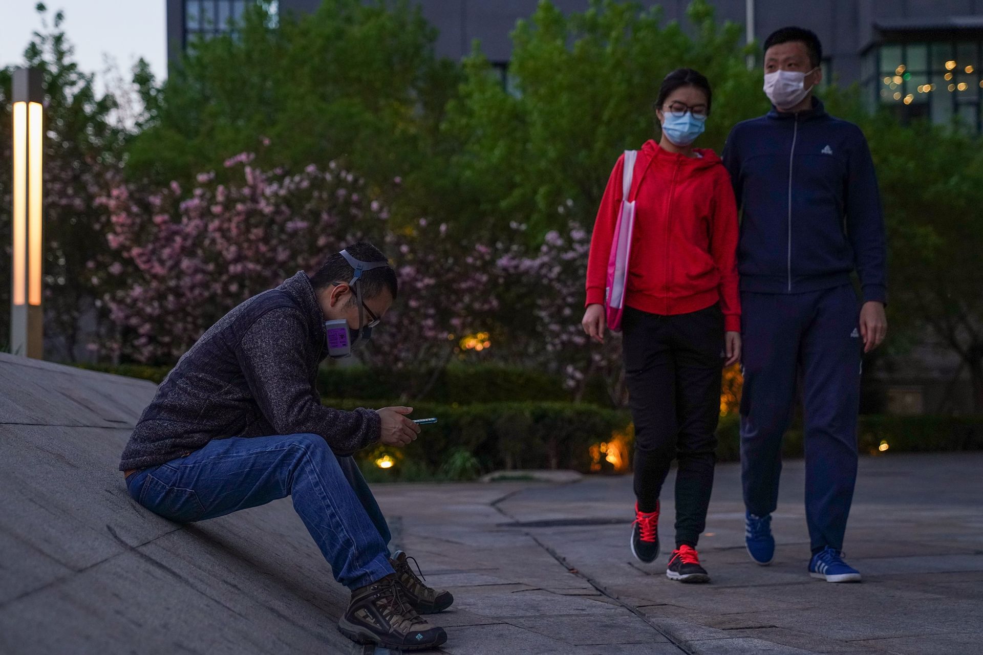 Мъж с маска пред мола в Пекин 