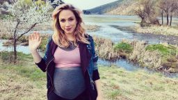 Бременната внучка на Тодор Колев излезе на тайна разходка