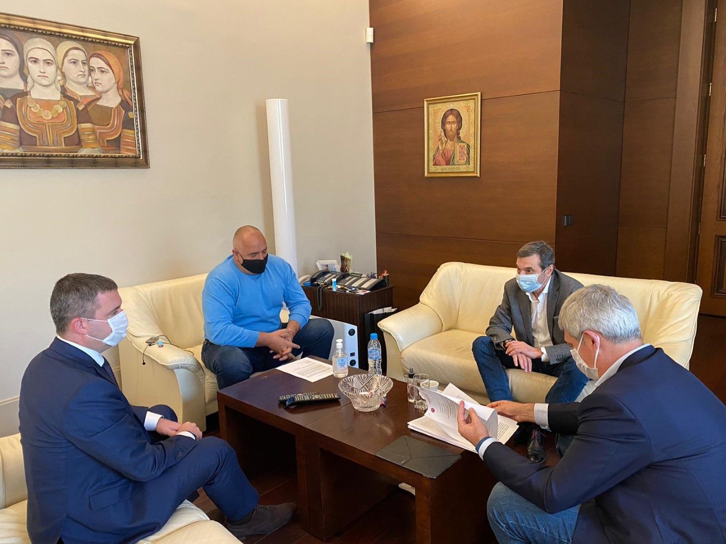 Бойко Борисов и Владислав Горанов разговарят с лидерите на КНСБ и КТ "Подкрепа" Пламен Димитров (вдясно) и Димитър Манолов