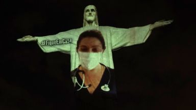 "Облякоха" в лекарски халат статуята на Христос в Рио де Жанейро (видео и снимки)