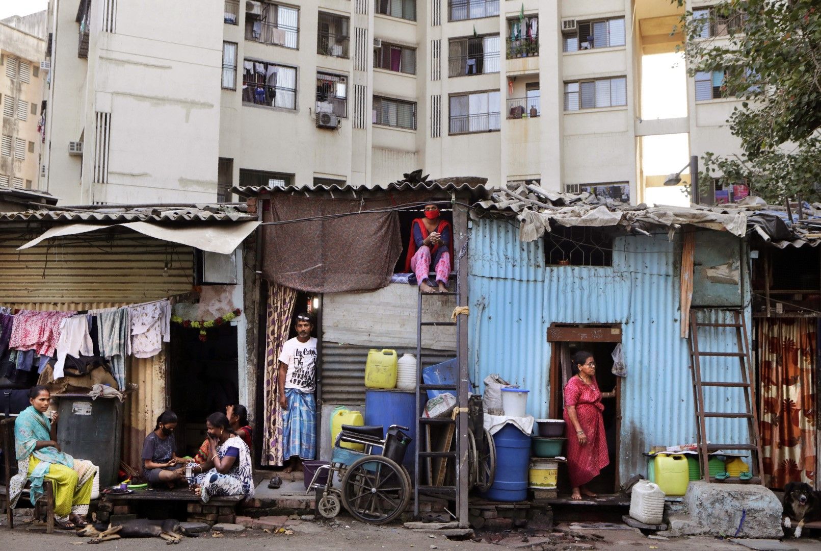 Индийци, блокирани от карантината, в бедняшки квартал в Мумбай 