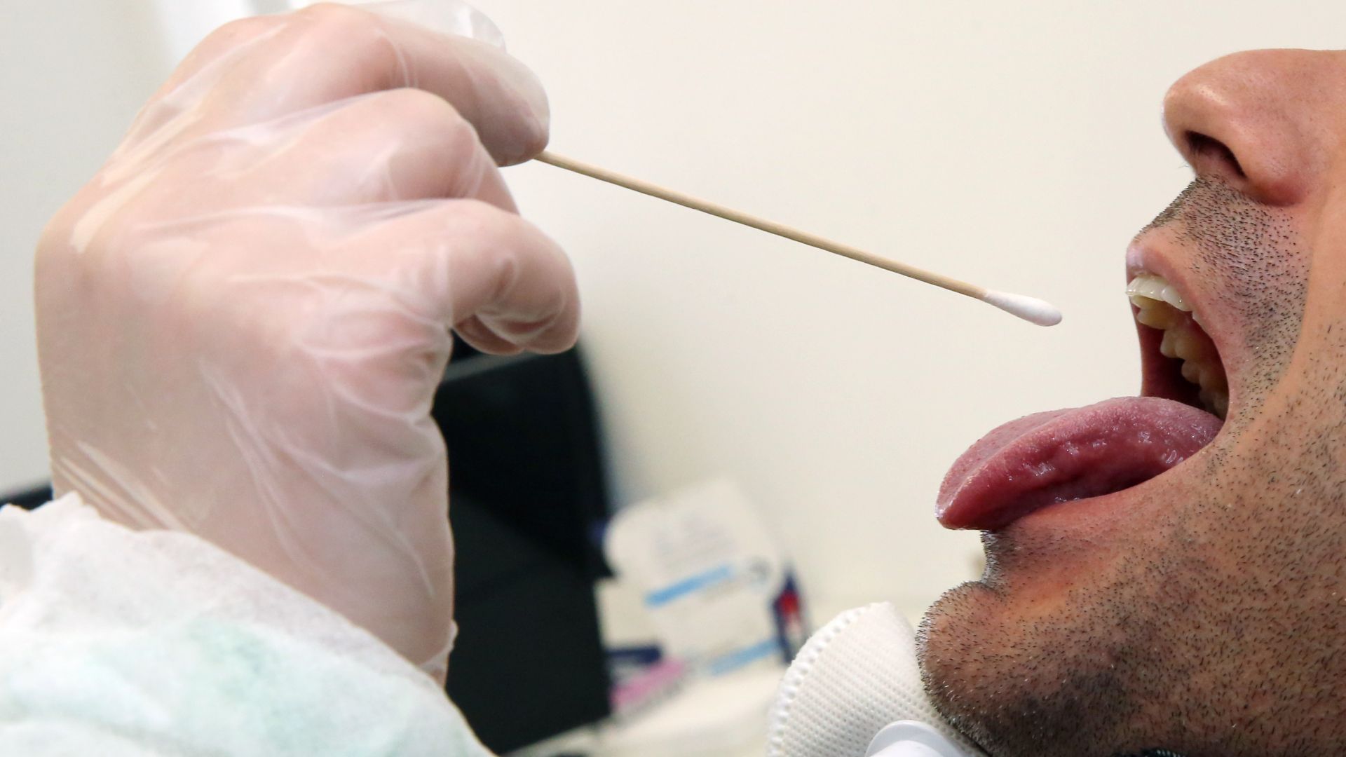 Близо 7 от изследваните досега жители на Банско са били