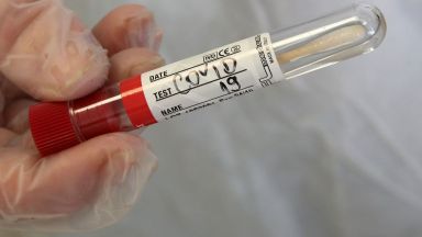 Лекарка с COVID-19 лъгала за контактите си, заразила 11 души в Кърджали