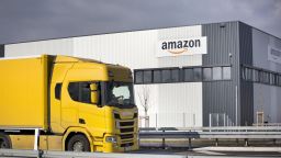 Служителите на Amazon в германски логистичен център стачкуват