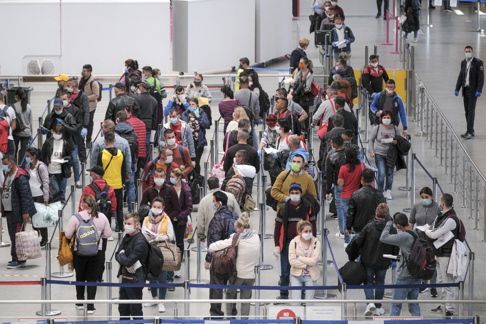 Румънски сезонни работници чакат за чекиране на летището в Клуж, за да излетят за Берлин или Дюселдорф, 9 април