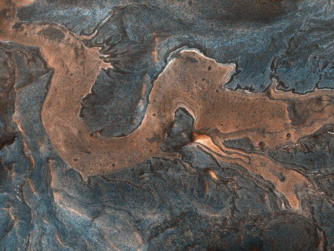 Един от каньоните на Марс е с формата на дракон