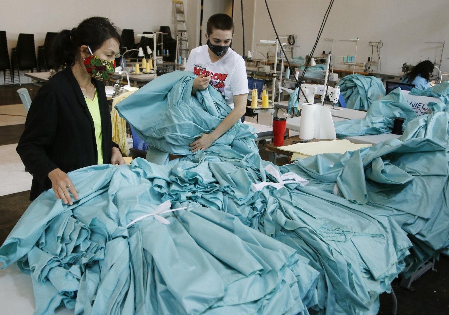Работници от неправителствената организация F.A.B.R.I.C. осигуряват плат за дизайнерските фирми за изработка на защитни облекла, Тимпи, Аризона, 13 април 
