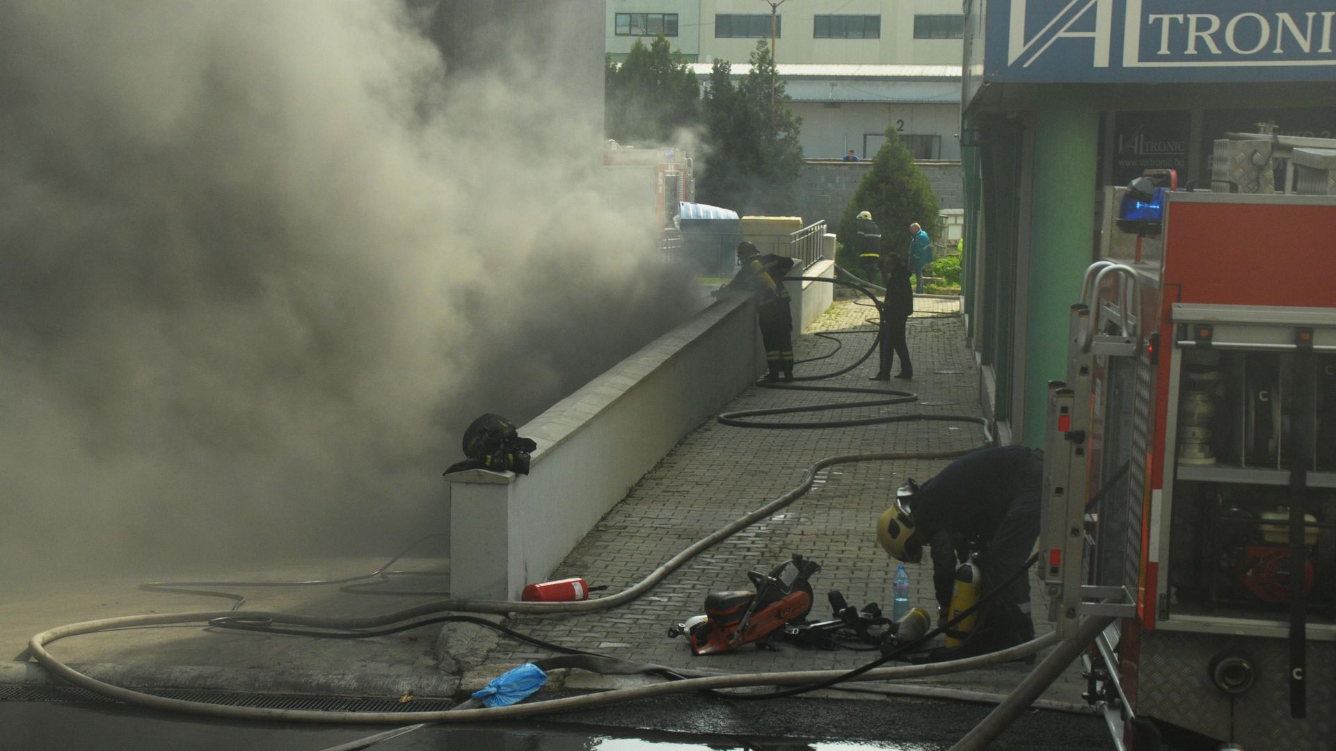 Потушиха пожара в магазина за черно-бяла техника в Бургас (снимки)