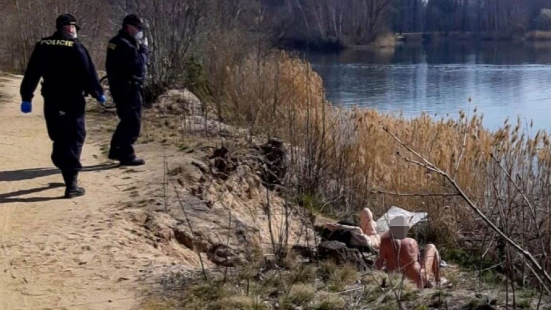 Полицаи проверяват нудисти дали носят маски на плажа в Чехия
