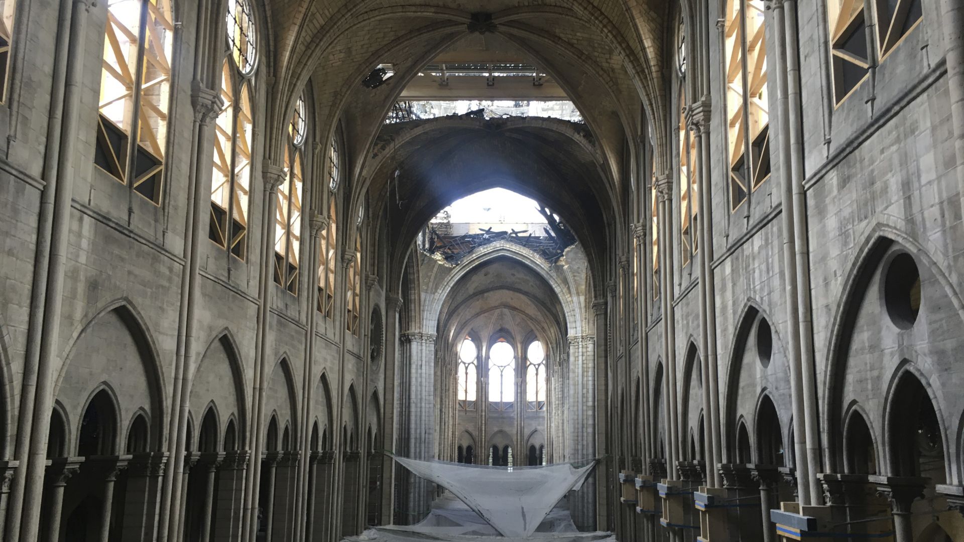 Една година след огромния пожар който разруши емблематичната катедрала Нотр