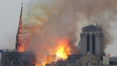 Режисьорът Жан-Жак Ано търси любителски видеозапис на пожара в "Нотр Дам"