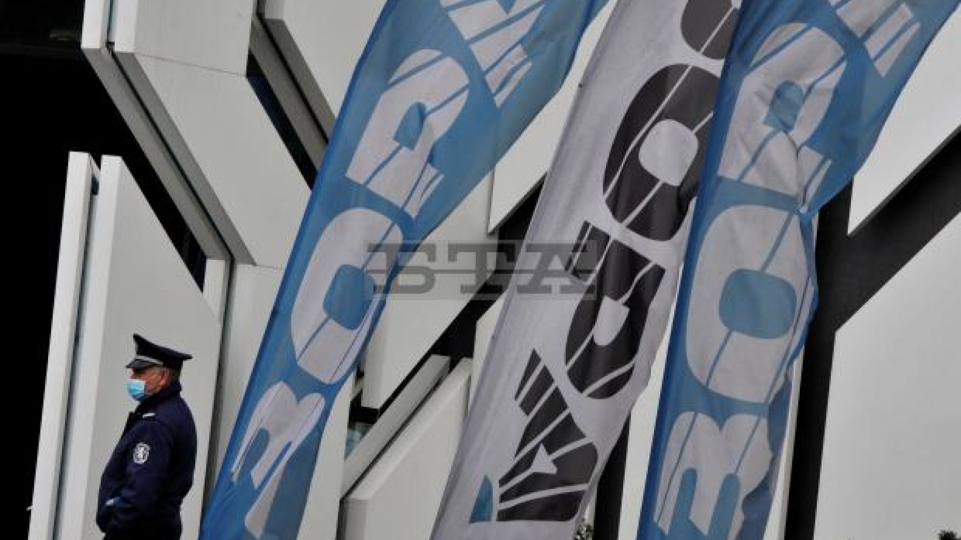 Щетите от пожара в магазина за бяла и черна техника