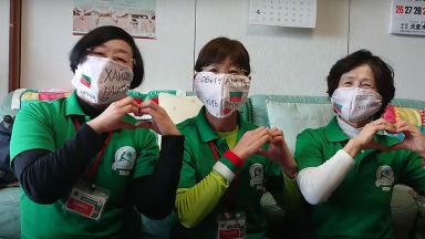 Японки правят маски с българския флаг в чест на гимнастичките ни (видео)