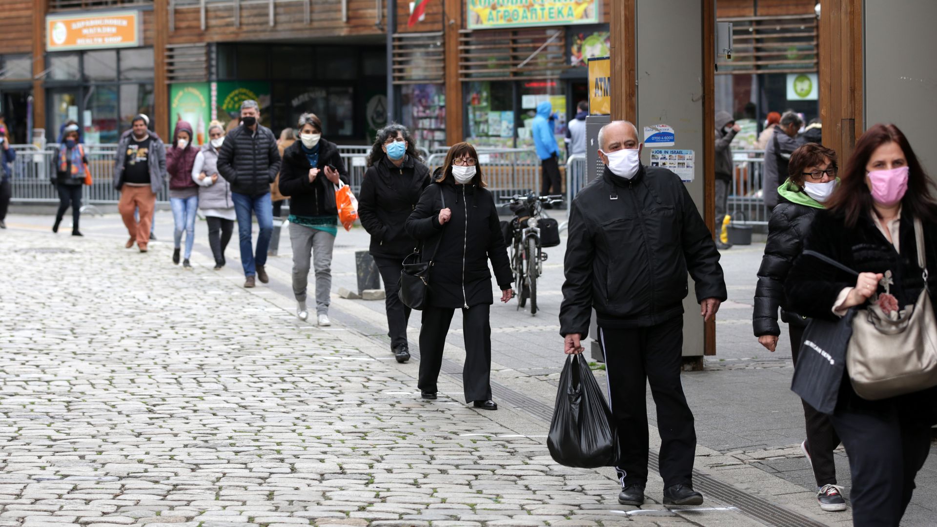 Кооперативните пазари и цветните борси ще бъдат отворени и утре