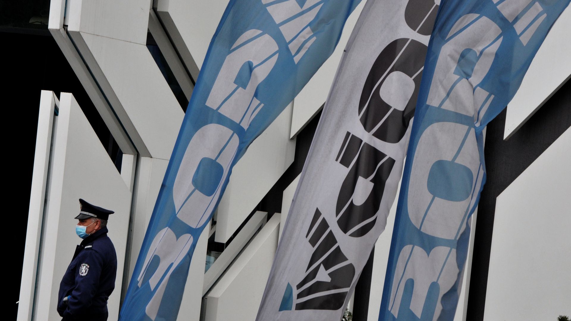 Щетите от пожара в магазина за бяла и черна техника