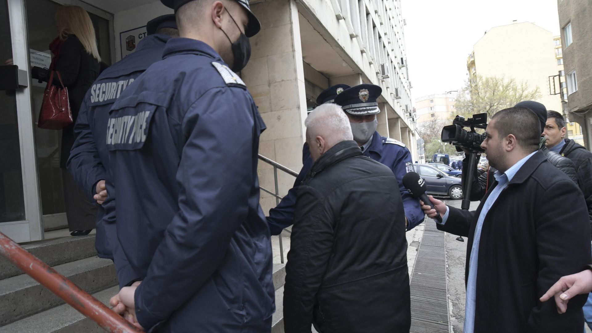 Сидеров се яви сам в полицията, задържаха го за 24 часа: Не съм се укривал (снимки)