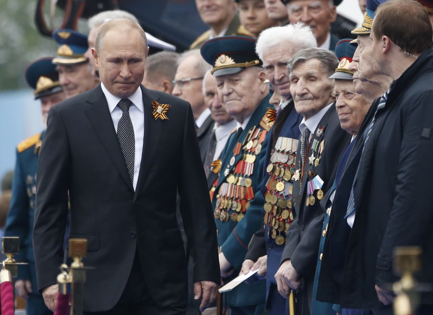Владимир Путин сред ветерани от Втората световна война по време на военния парад на 9 май 2019 г.