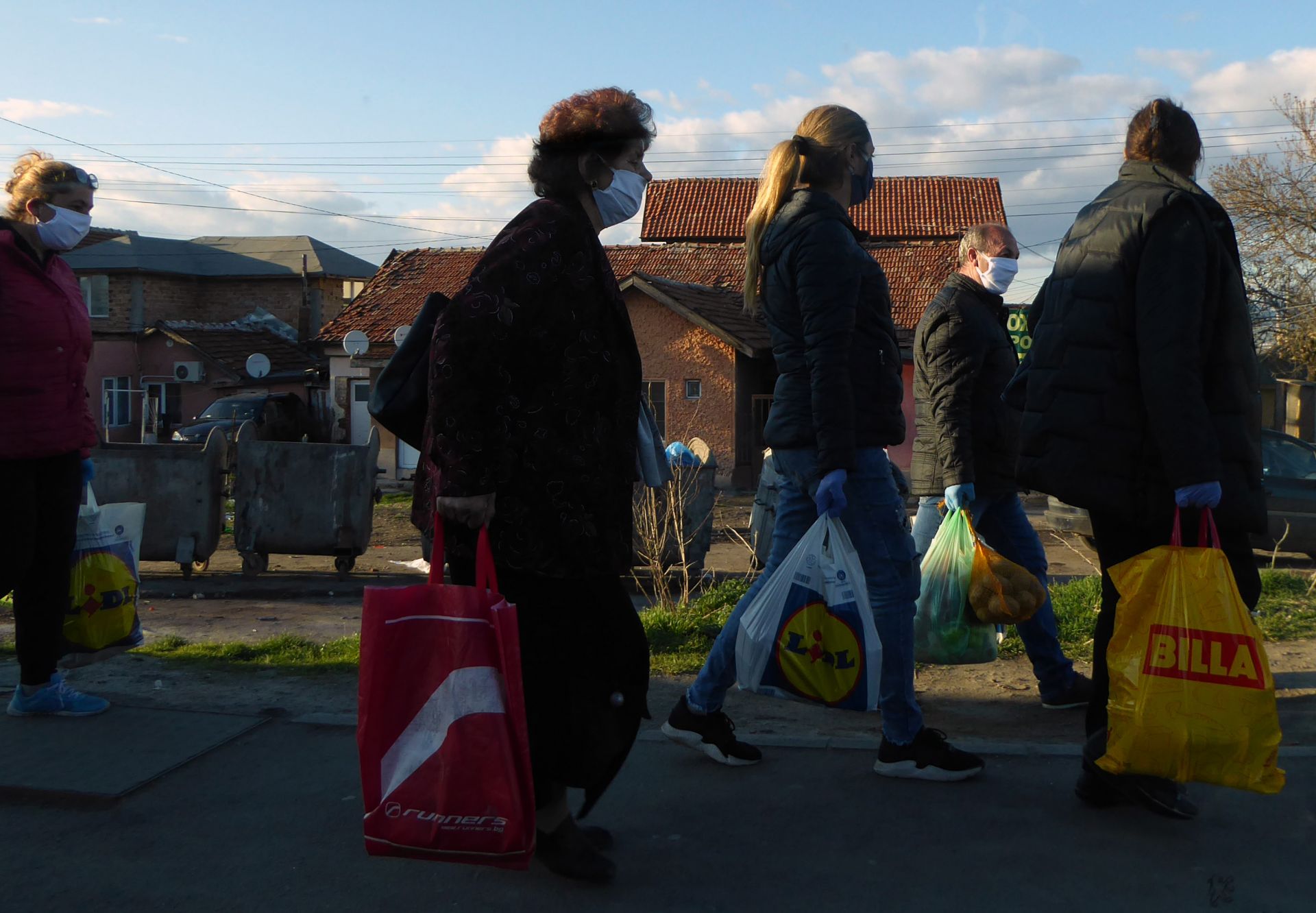 СРЗИ е констатирала, че контактните лица са повече от 150 души, затова тяхното състояние ще бъде следено.