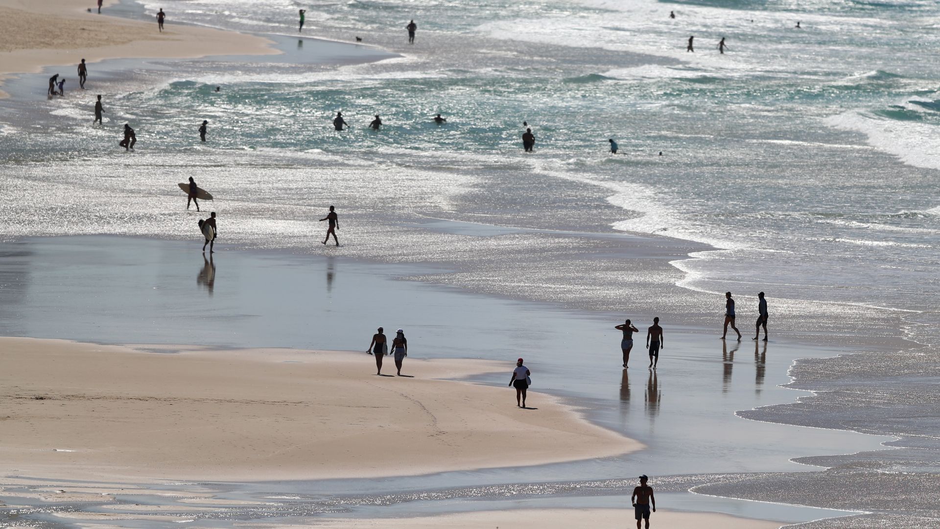 Зажаднелите за слънце и море австралийци напуснаха домовете си въпреки извънредната
