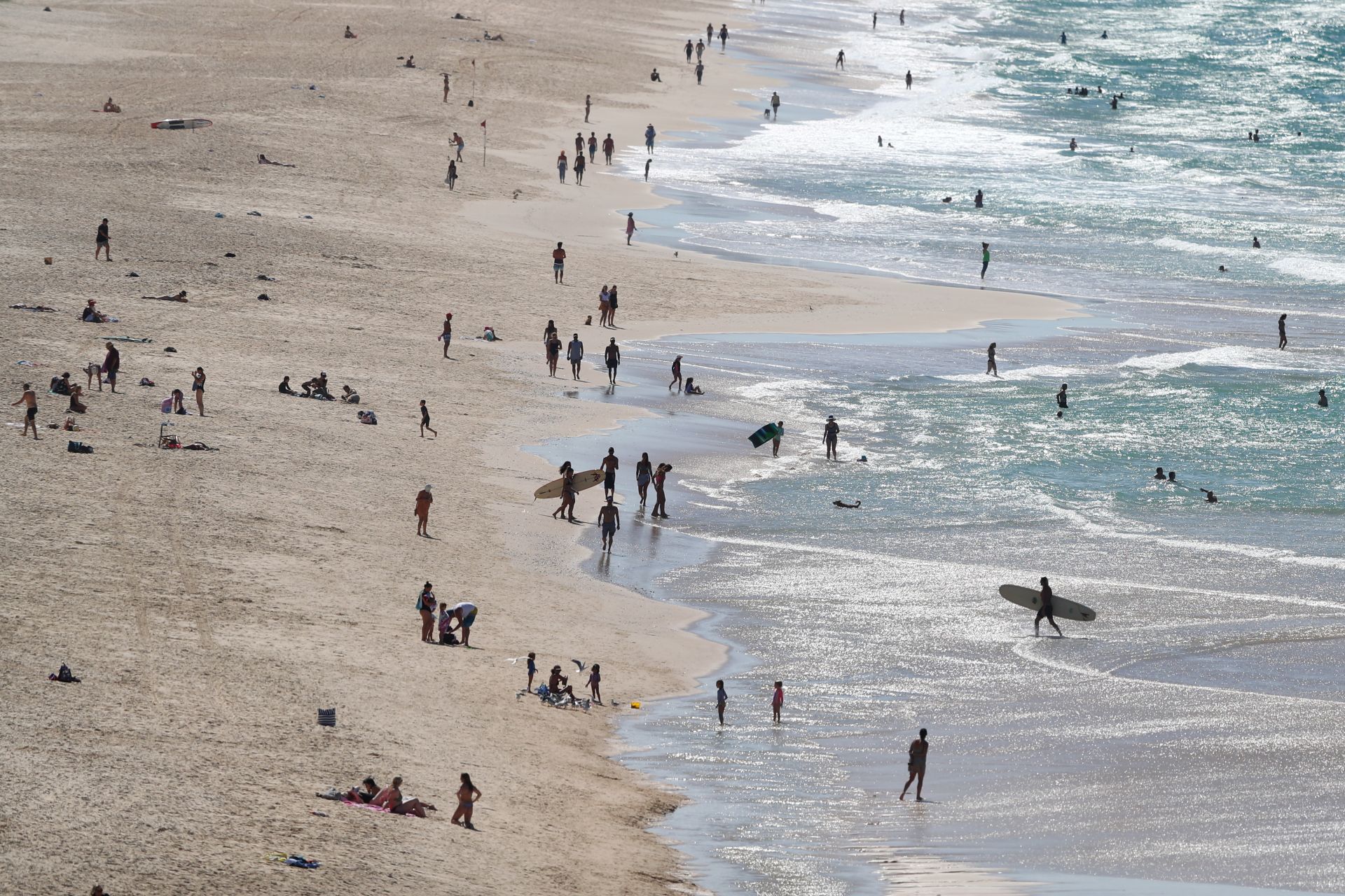 Още преди две седмици австралийците започнаха да се струпват по плажната ивица