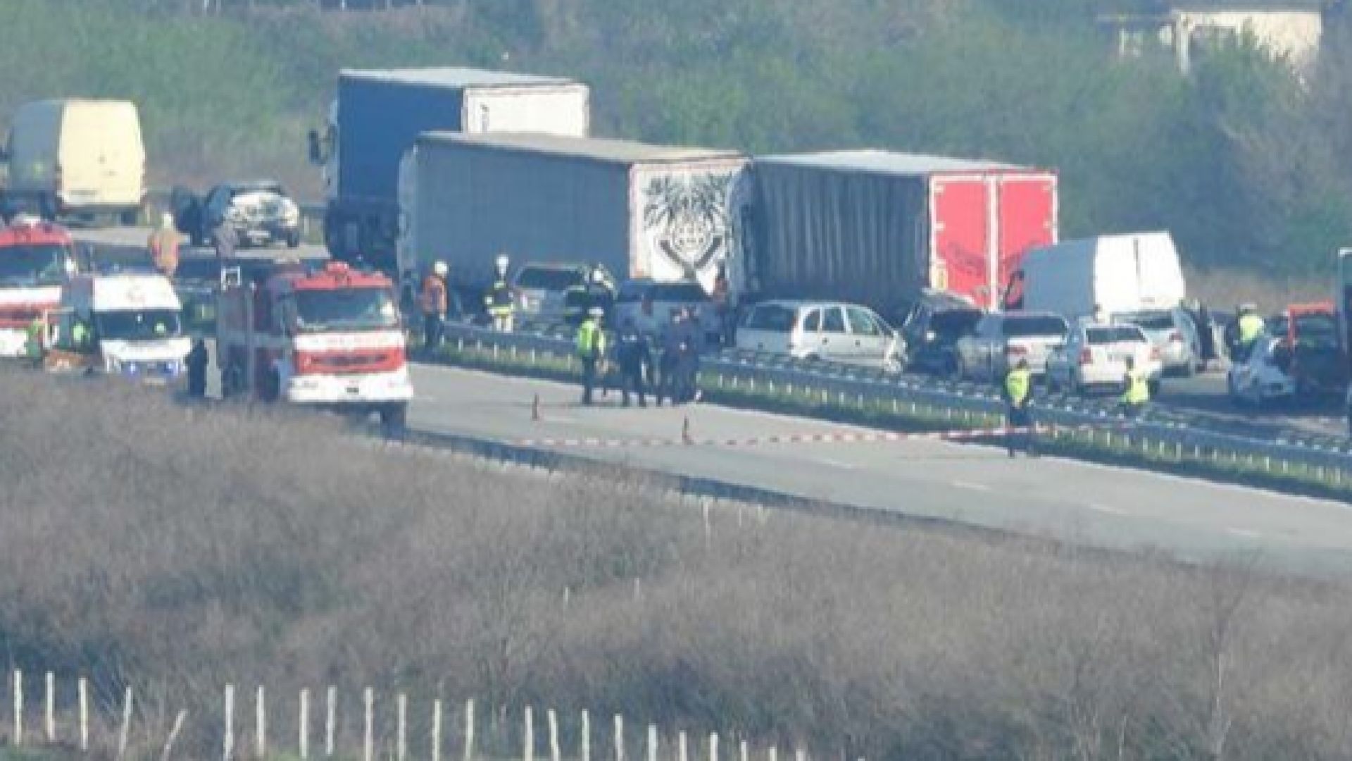 Най малко двама души са ранени при нов зверски сблъсък между