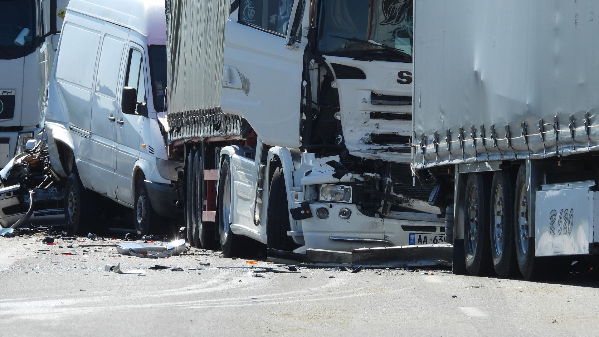 При верижната катастрофа станала тази сутрин на магистрала Марица край