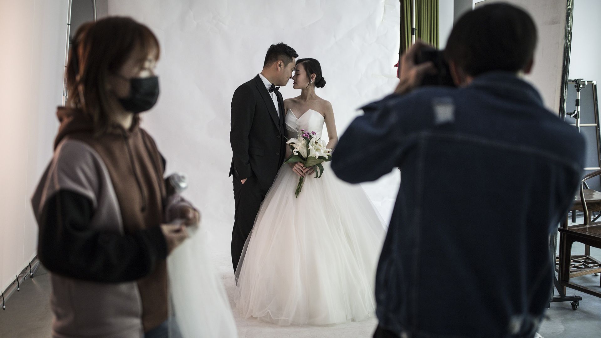 Пик на нетърпеливите да сключат брак се заформя в Ухан Десетки