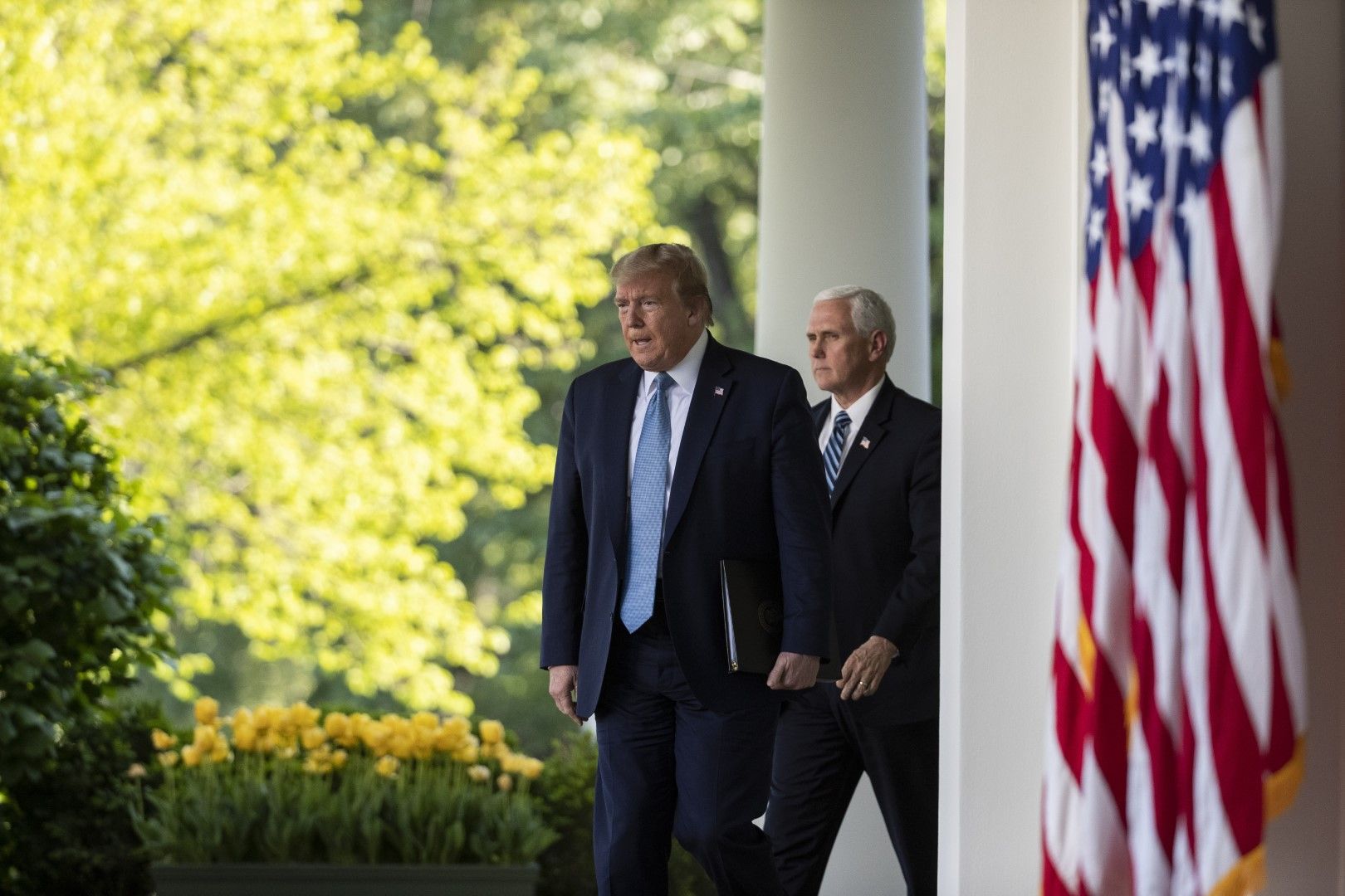 Доналд Тръмп и Майк Пенс се отправят към мястото за пресконференции в Розовата градина на Белия дом