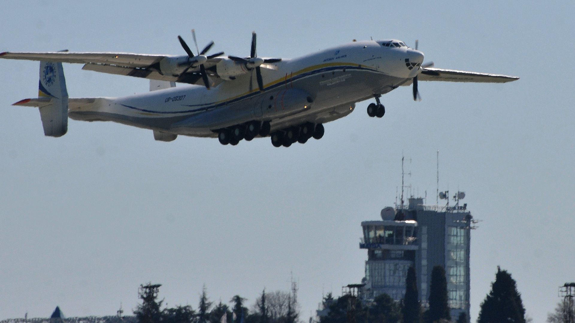 Най големият турбовитлов самолет в света Антонов Ан 22 известен с