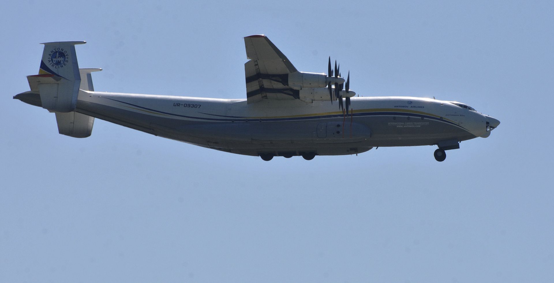  Най-големият витлов аероплан в света Антонов Ан-22 /Антей/ излетя от летище Бургас 