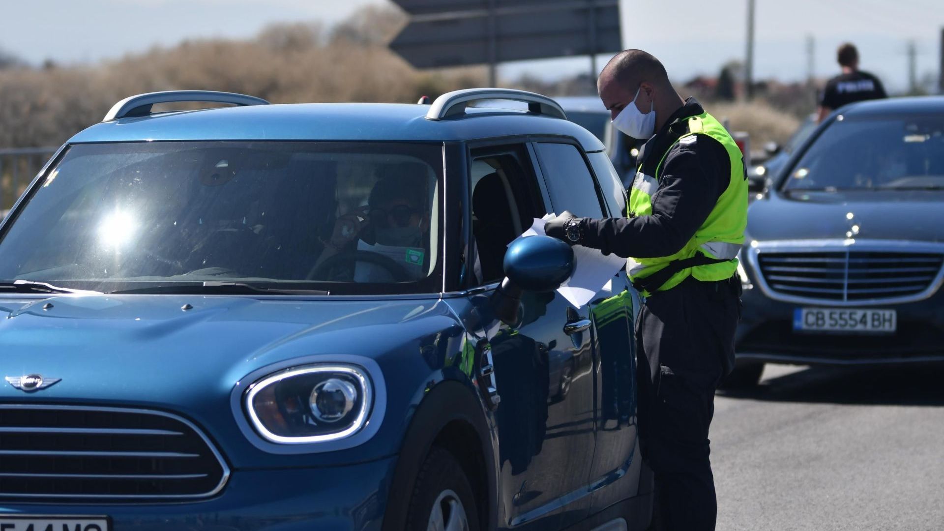 Километрични опашки от автомобили се извиха на изходите на София