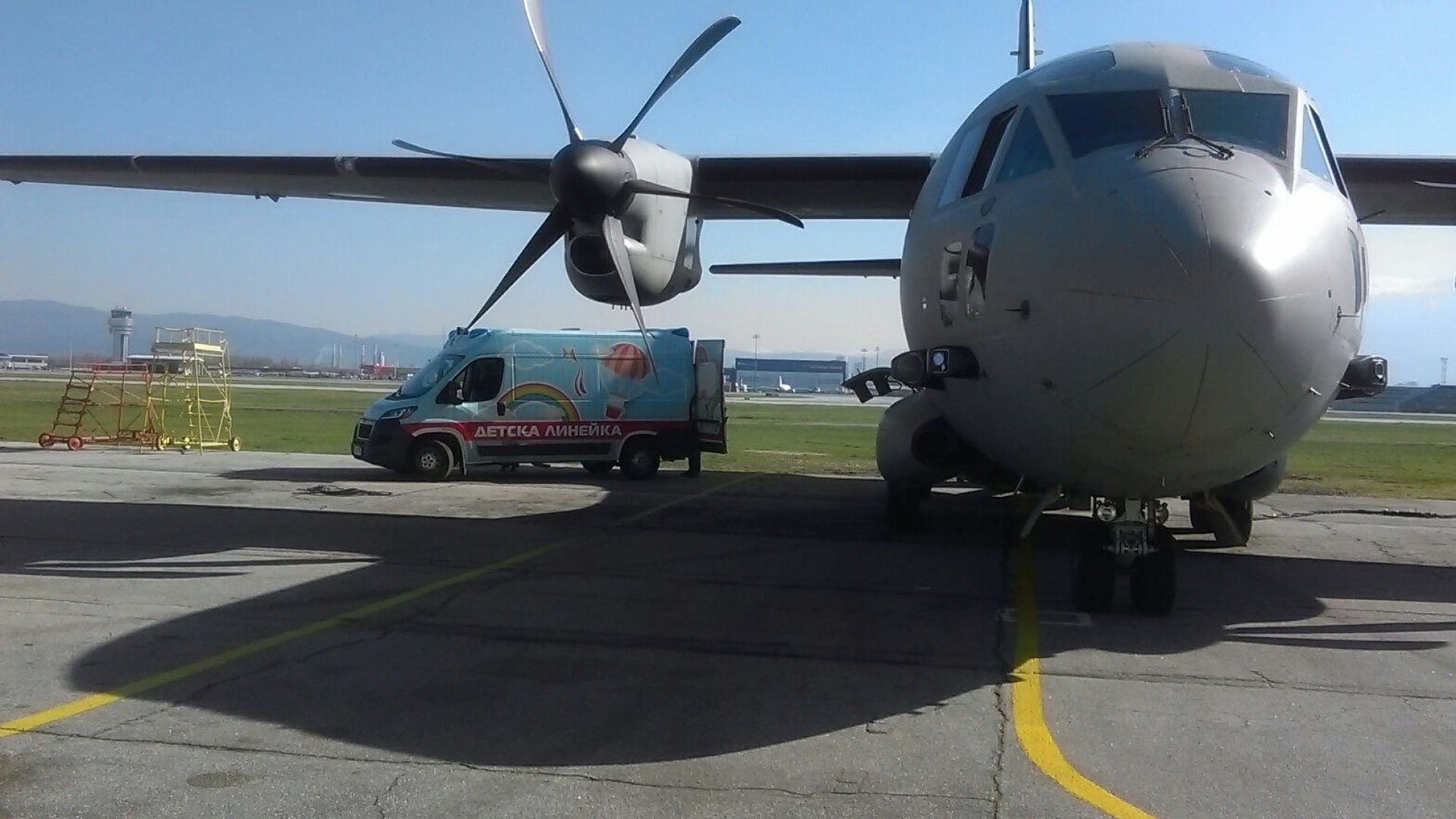Военнослужещи от авиобаза Враждебна осигуриха военния самолет Спартан за оказване