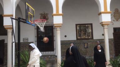 Дриймтим в манастира - монахини шият маски и бележат кош след кош (видео)