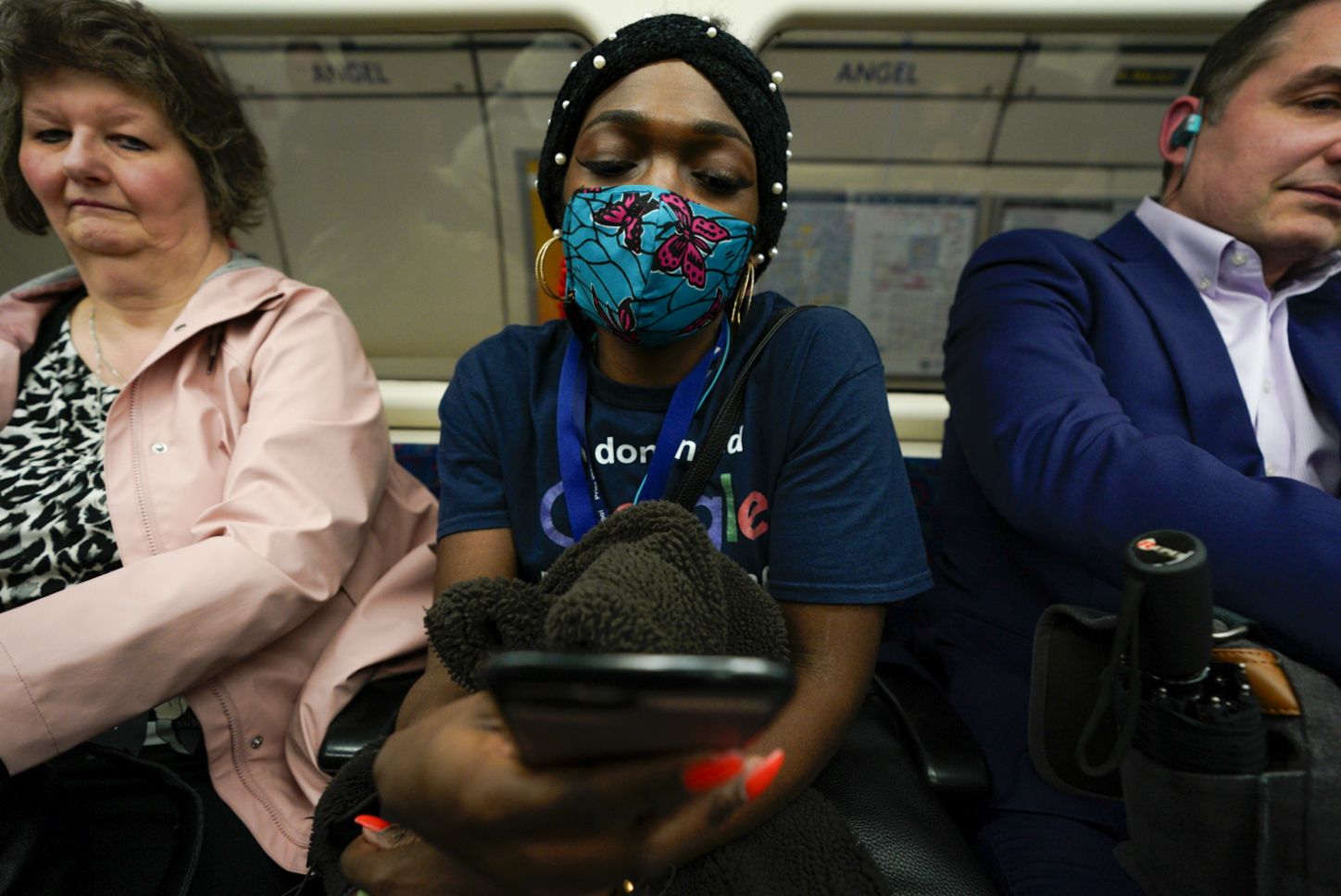 Пътуваща с маска в метрото във Великобритания 