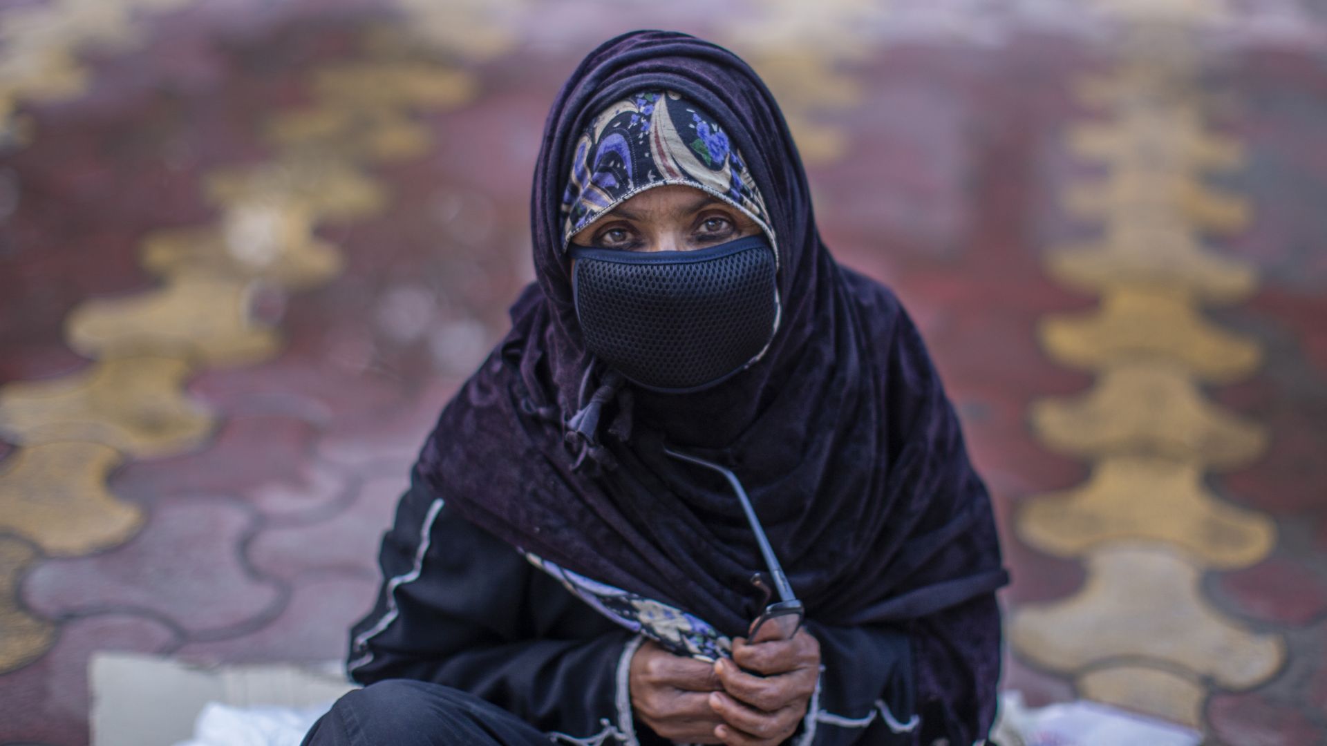 Защитните лекарски маски които почти не ни правиха впечатление дори