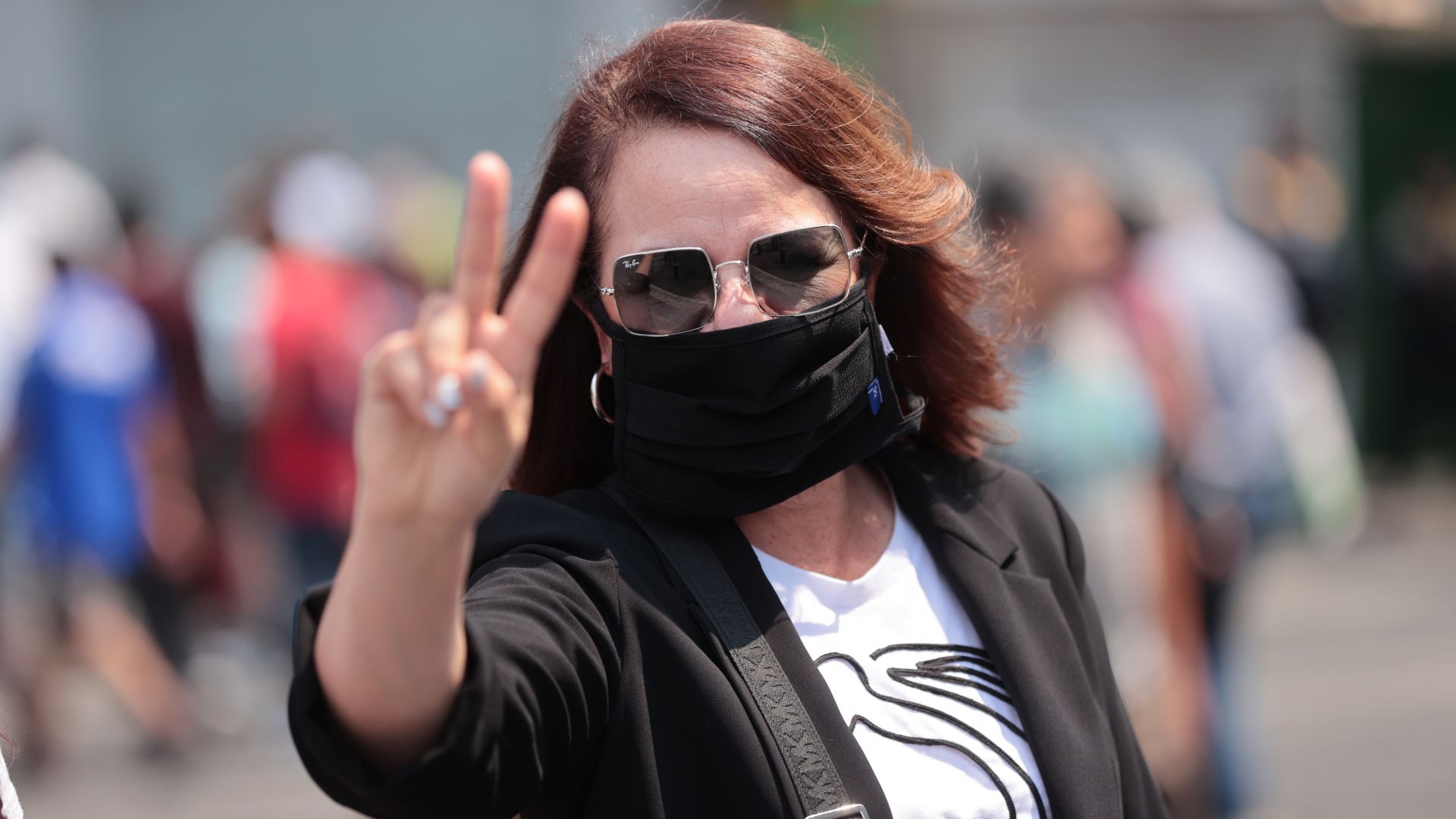 До 13 май включително всички граждани които се намират в