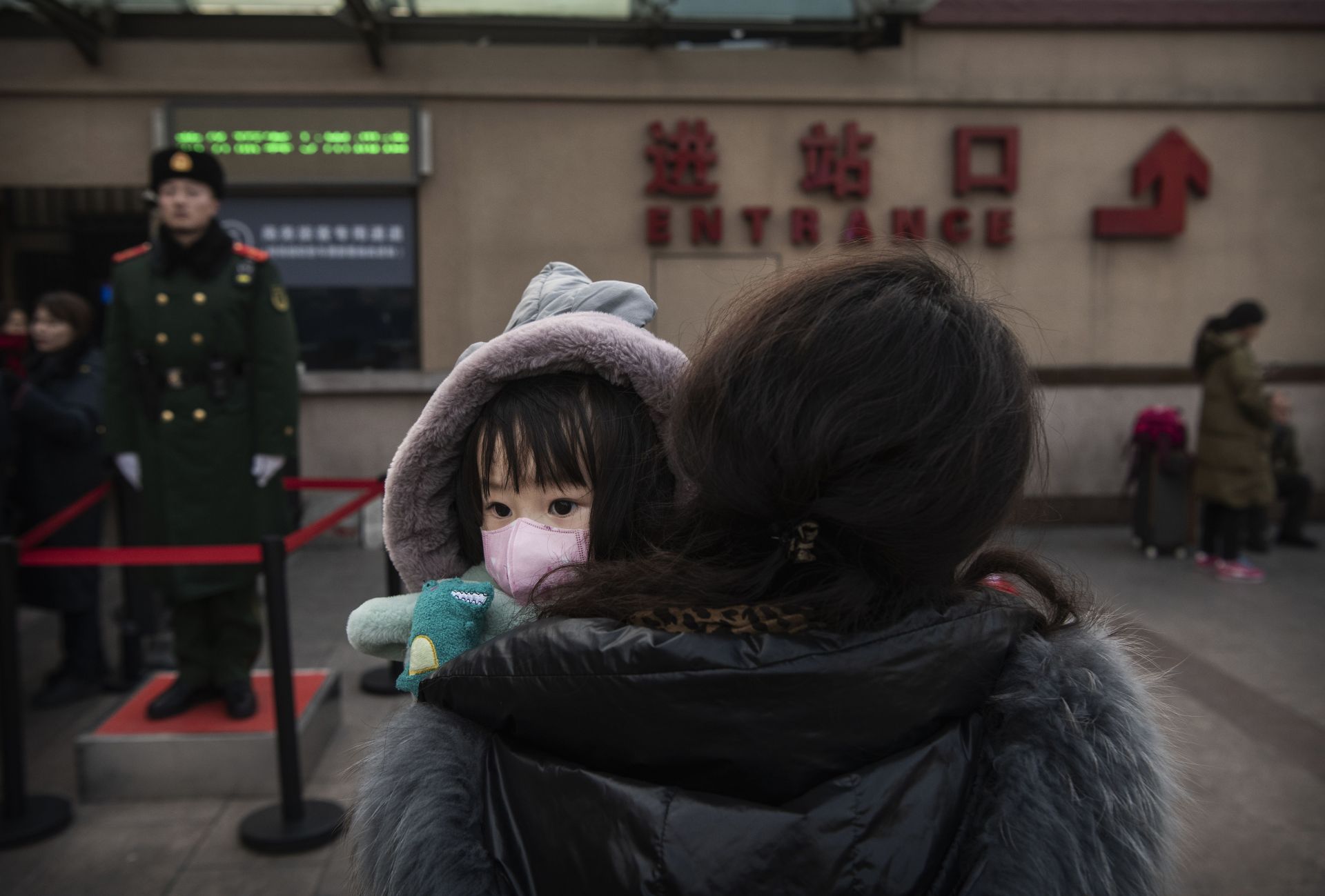 Дете с майка си в Пекин, Китай
