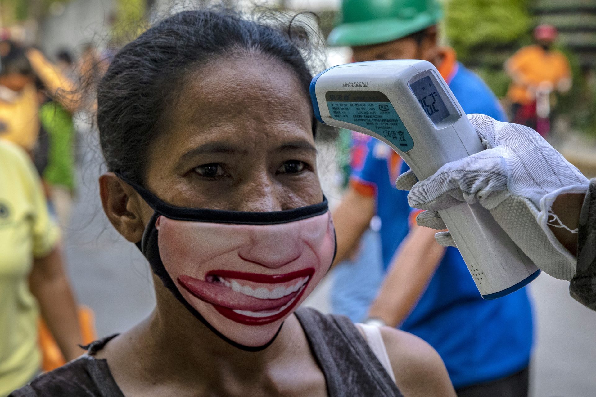 Жена със забавна маска в Манила