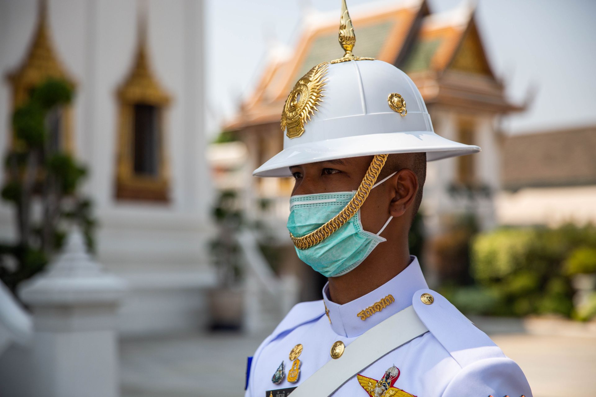 Военен с маска в Тайланд