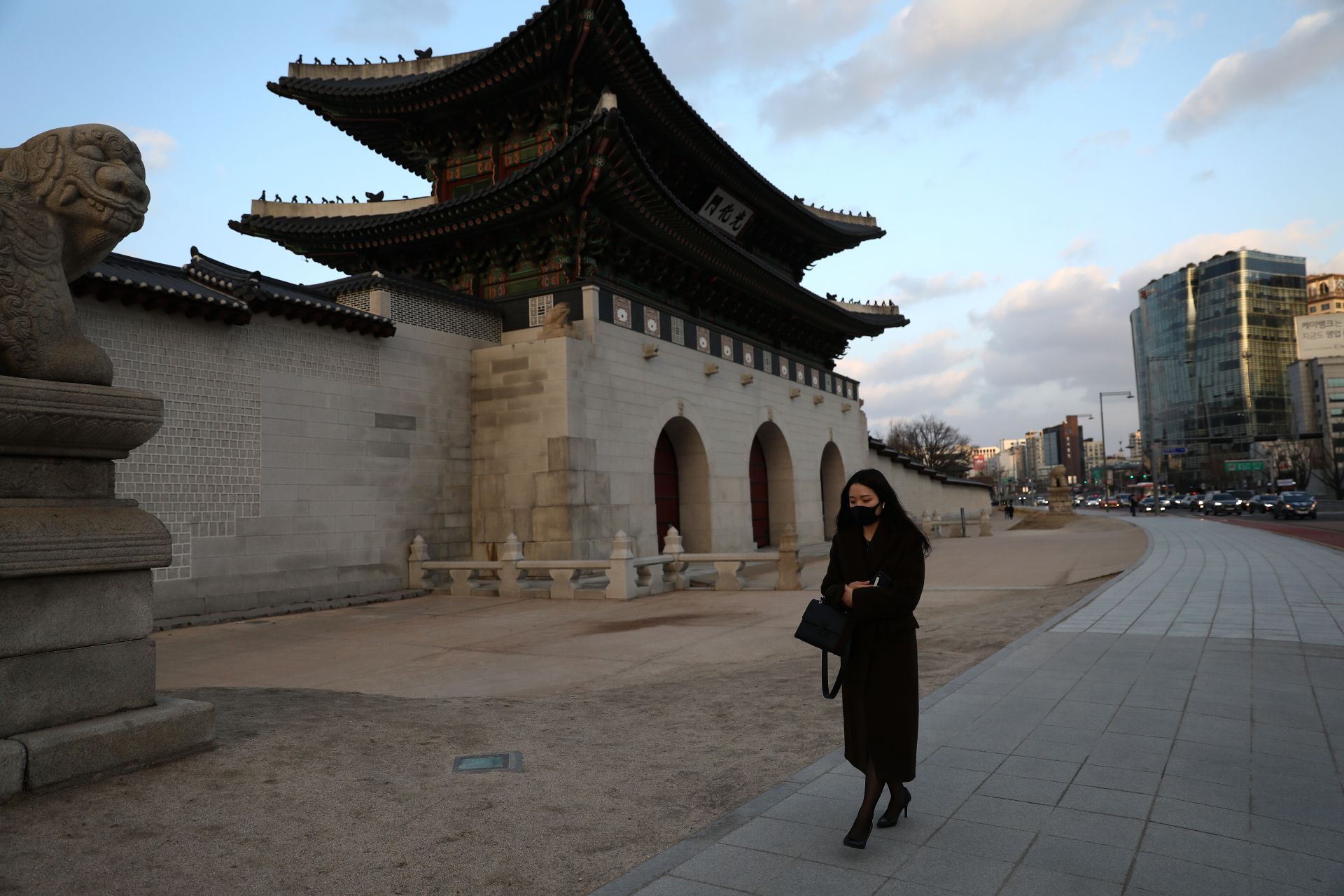 Жена с маска в Южна Корея